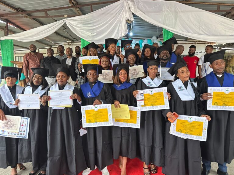 Estudiantes de Enfermería y Administración culminan con éxito su formación académica y se preparan para contribuir al desarrollo de Guinea Ecuatorial.