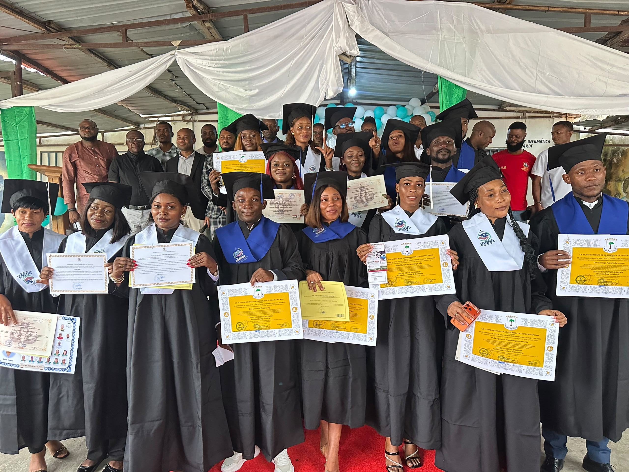 Estudiantes de Enfermería y Administración culminan con éxito su formación académica y se preparan para contribuir al desarrollo de Guinea Ecuatorial.