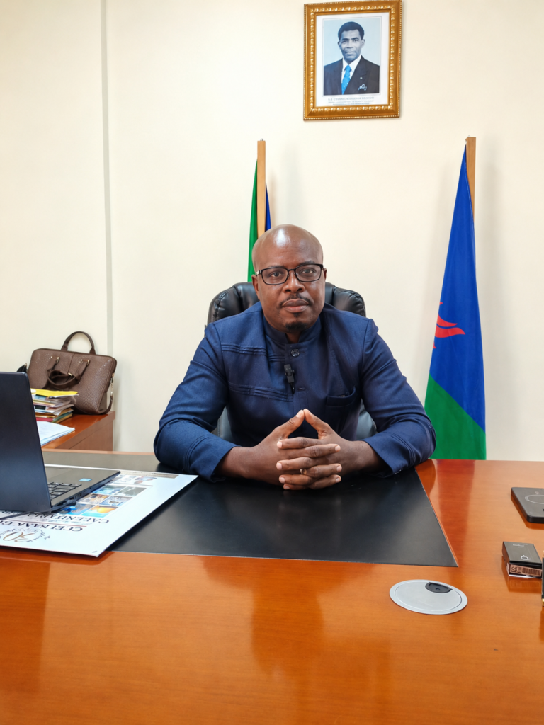 Urbano Ela Ntugu Nchama, consejero nato de la Asociación Hijos de Obiang (ASHO), presenta la séptima edición del proyecto «Bidjabidjan es la Marca» para conmemorar el 3 de agosto de 1979.